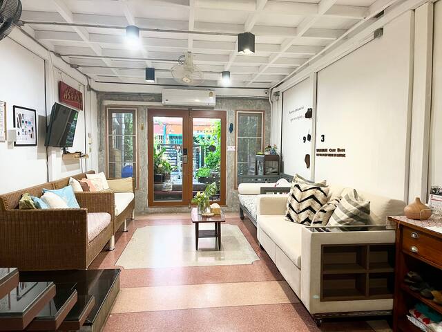 3Houses/12 bedrooms + 11.5 Bathrooms/Free Pick Up*