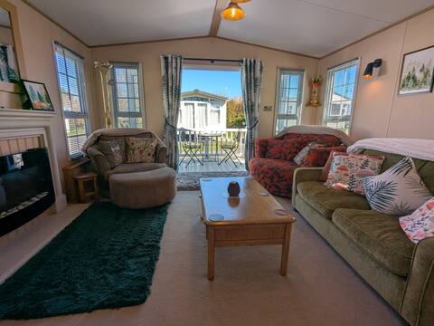 Popular Airbnb listing: Fawn Lodge Holiday Home in Burgh Castle