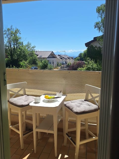 Balcony with view of the Alps, with garage and air conditioning, 15 min from Geneva