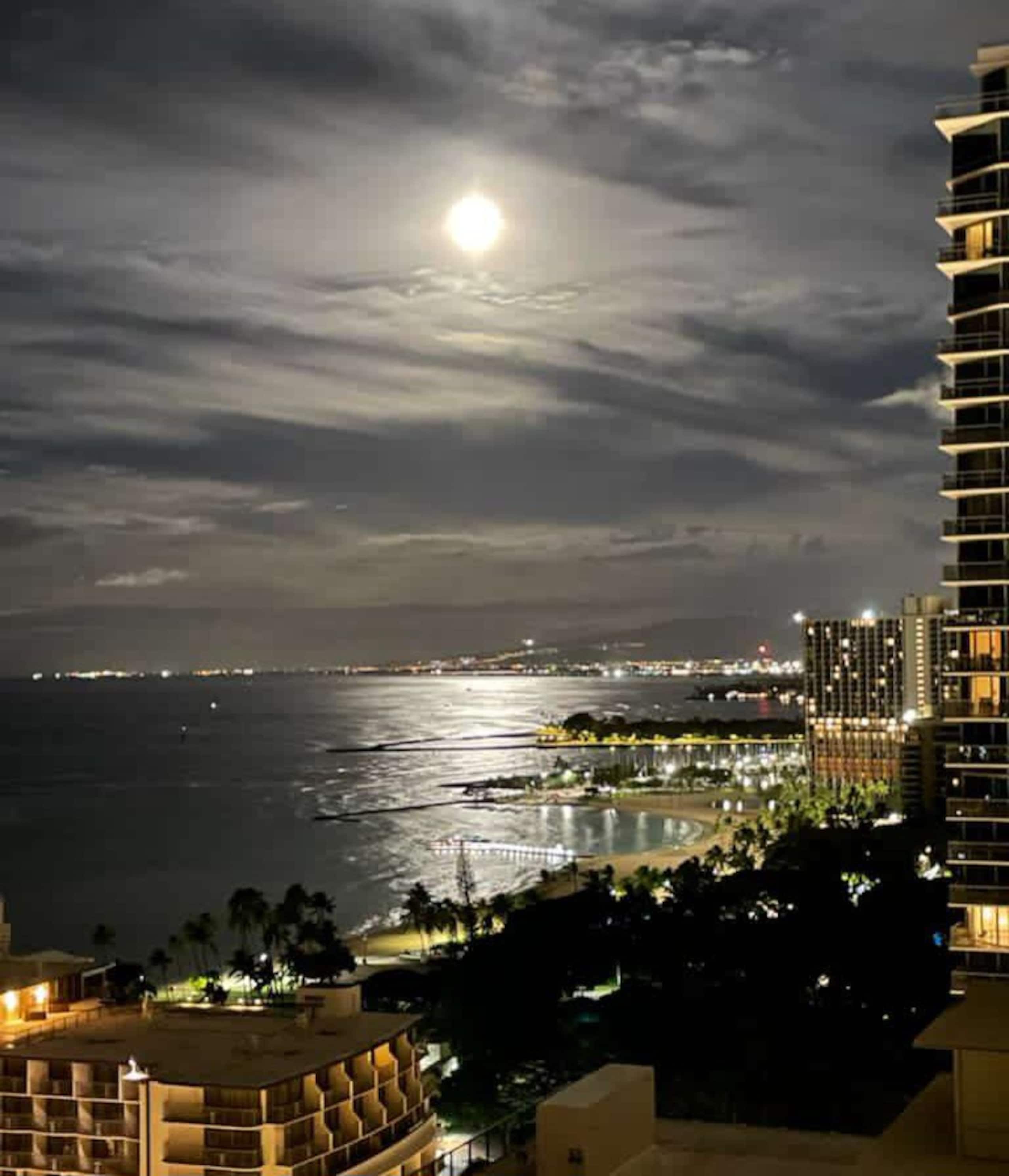 Place to stay in Honolulu · ★4.93 · 2 bedrooms · 3 beds · 2 private baths - Image 34