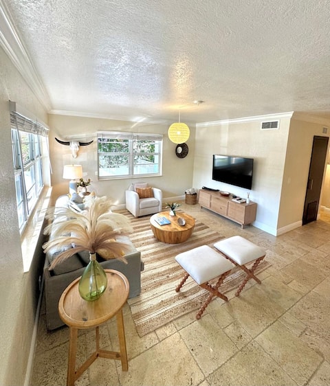 Top performing Airbnb: Huge 1 Bedroom Apt / South Beach in Miami Beach