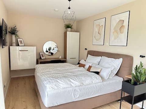 Room with bathroom / kitchen optional