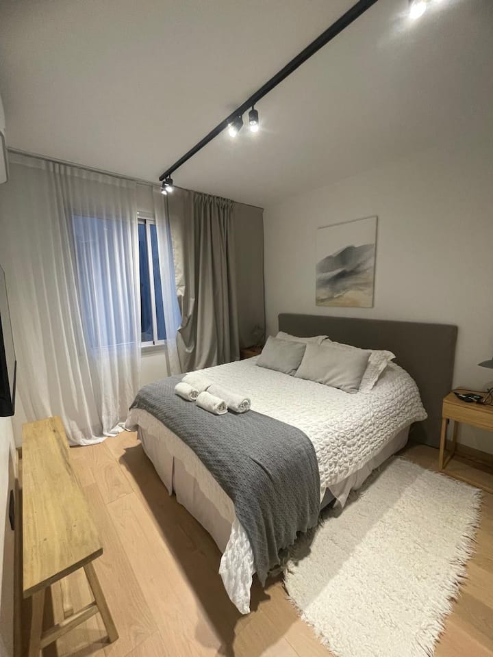 房间配备标准双人床，可供2人入住，配备电视和空调。