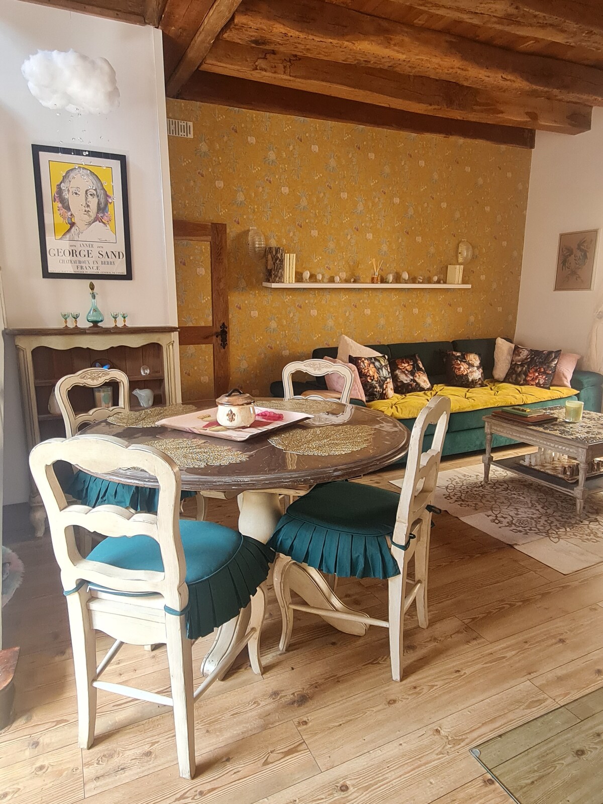 Top performing Airbnb: "L'écrin Des Fées" Sweet Shop in the Heart of Berry in Cher