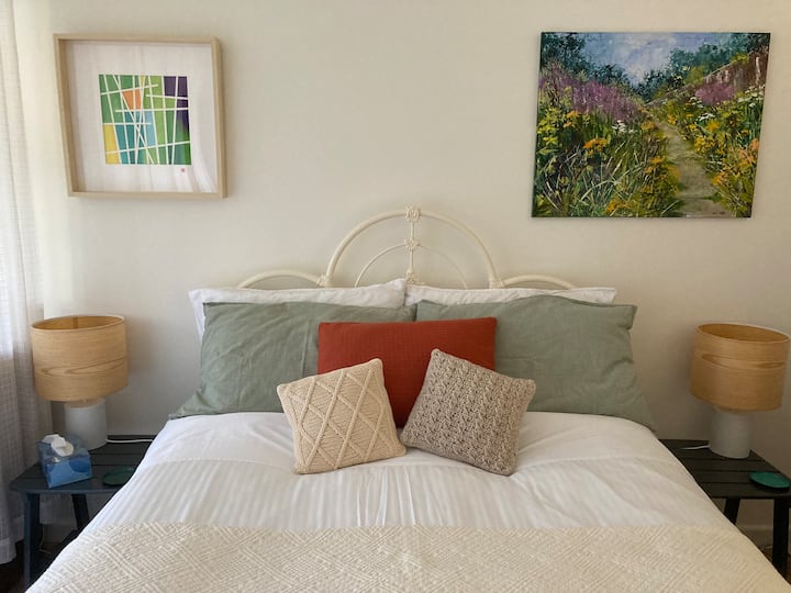 Originele kunstwerken zetten de toon voor een ontspannen en huiselijk verblijf.