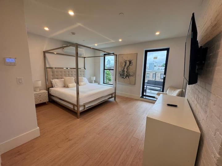 Brand New Upper Manhattan Townhouse | Sleeps 12 - New York City