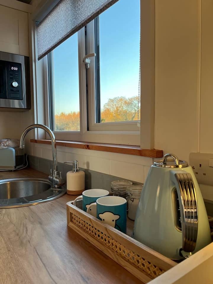 Cybi: Modern Shepherds Hut With Games Room Access - Beaumaris
