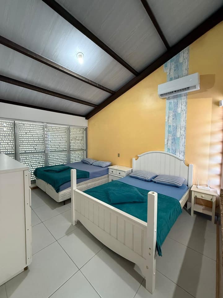 kjo është suita kryesore, me tre krevate dopio,
me dyshek ortopedik dhe me ajër të kondicionuar kudo 