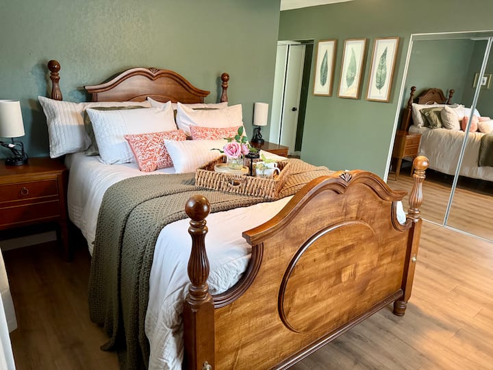 Основна спалня с двойно легло. Две крайни маси. 