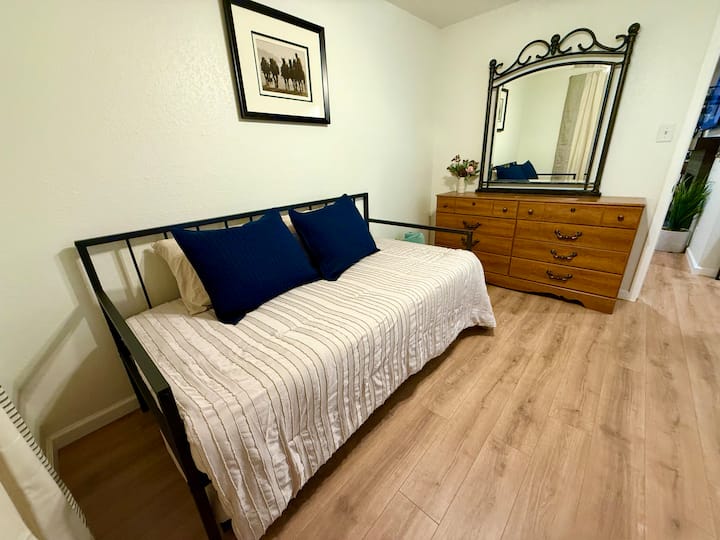 Дневно легло с подвижни/заключващи се колелца. Осигурено е спално бельо. 