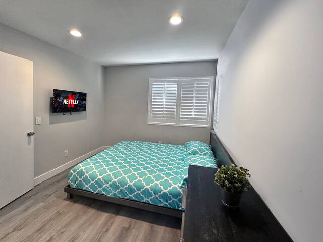 Vegas Versailles – 2 Story House 7 Bed 3 Bath Pool gallery image 4