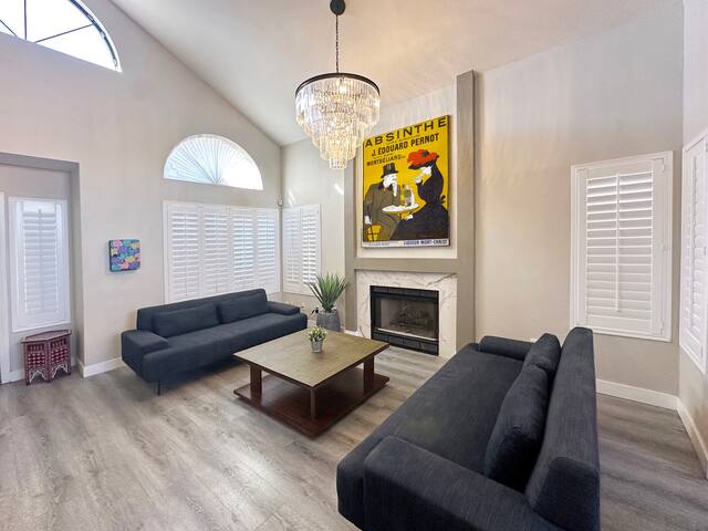 Vegas Versailles – 2 Story House 7 Bed 3 Bath Pool gallery image 2