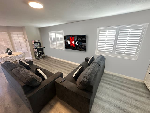 Vegas Versailles – 2 Story House 7 Bed 3 Bath Pool