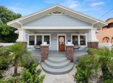 Top Airbnb: Charming Bungalow in Tampa in Macfarlane Park
