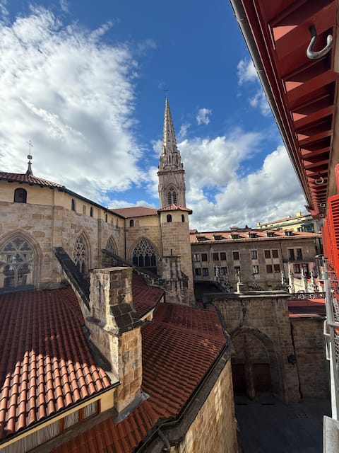 Anuncio de Airbnb popular: Casa Lola Historic Old Town Gem • Unesco View en Euskadi