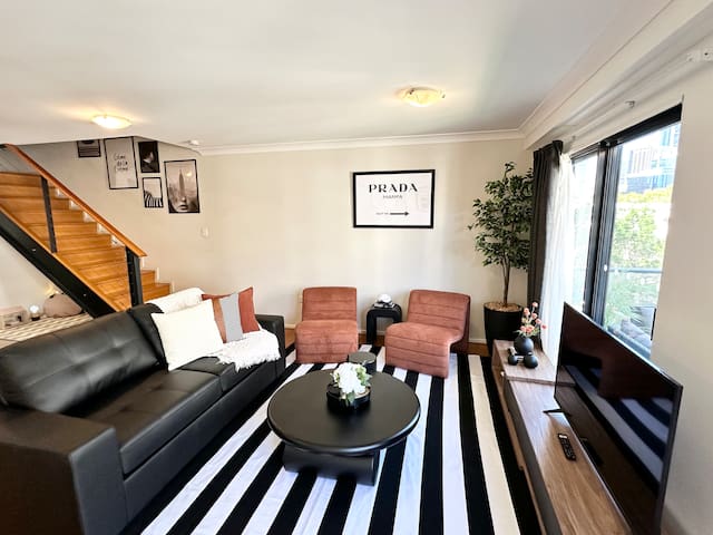 Lux 2BR City Apt/Pool, Parking