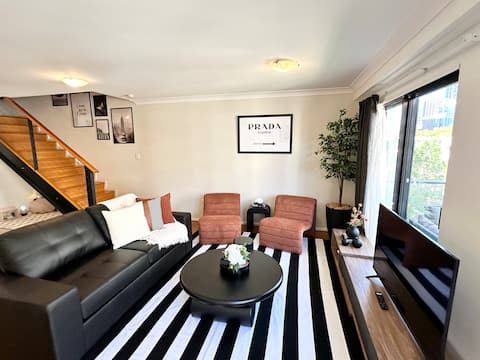 Lux 2BR City Apt/Pool, Parking