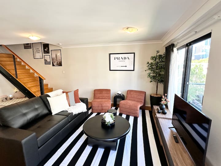 Lux 2BR City Apt/Pool, Parking