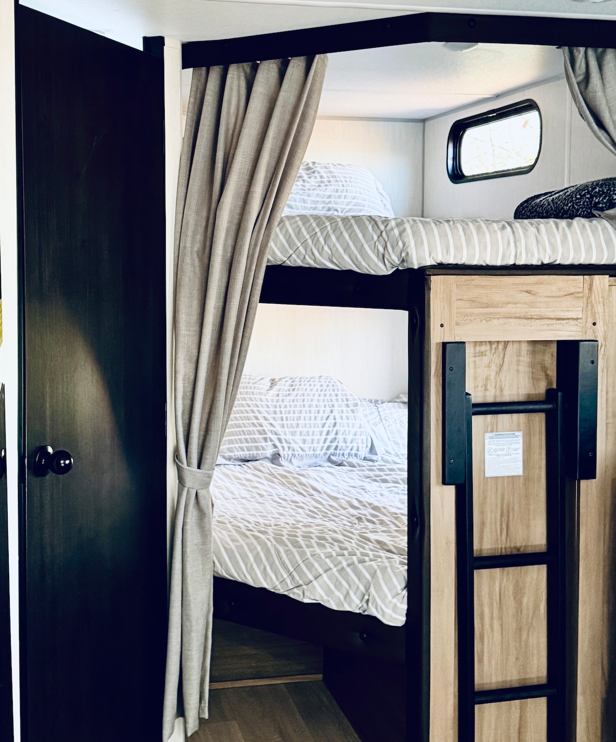 2 מיטות קומתיים בגודל מלא.  