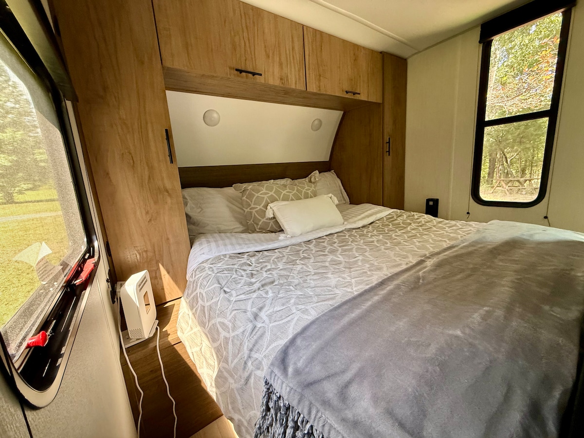 מיטת קינג סייז עם דלתות כיס לשקט ופרטיות. 