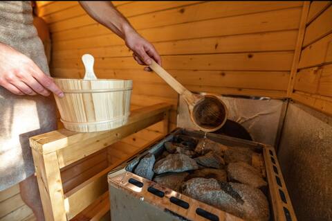 St. Jacobs Oasis Retreat & Suite! Hot-tub & Sauna!