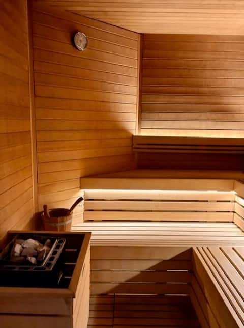 King Suite Oasis Retreat Hot Tub Sauna cold plunge