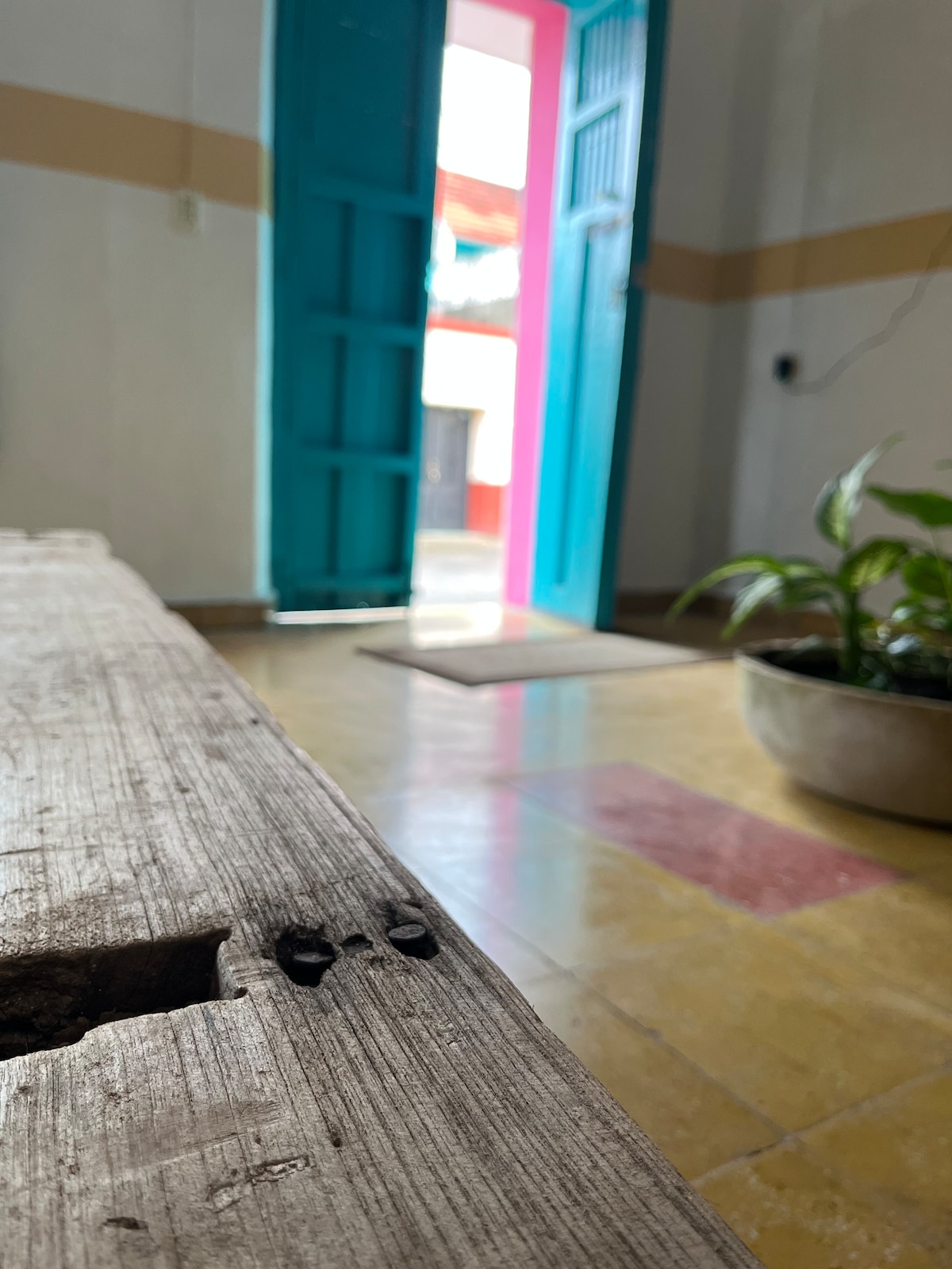 Anuncio de Airbnb popular: Authentic Purple Colonial House, Downtown en Valladolid