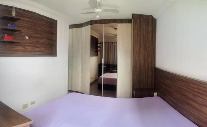 Suite con cama doble, armario empotrado y 1 cómoda con 8 cajones.