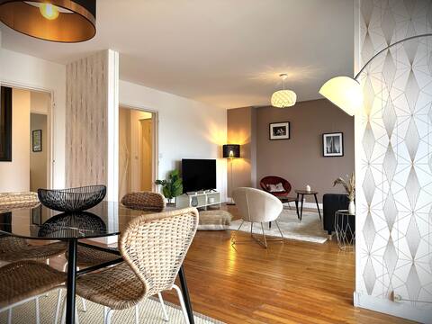 Top Airbnb: 2 bedroom apartment with private parking – center in Dervallières Zola