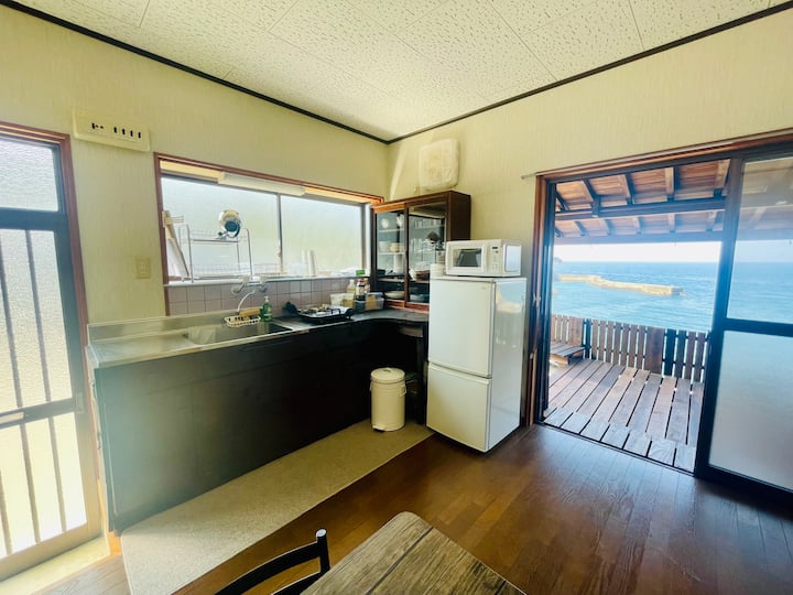 夕日を眺めながらのBbqや海水浴・釣りも楽しめる絶景貸切宿『トリノウタ』
1人追加毎4000円/泊 - 高知県