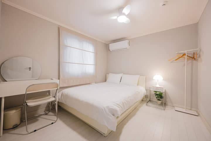 ოთახი 401, საძინებელი 1

უცხოელი მოგზაურებისთვის განკუთვნილი, ინდივიდუალური დიზაინის მქონე, ფართო ოთახები.
ჩვენ გთავაზობთ კომფორტულ დასვენებას 152×203 სმ ზომის საწოლითა და თავისუფალ სივრცეს, სადაც მარტივად შეინახავთ ბარგს.
ყველა თეთრეული ალერგიის საწინააღმდეგოა, რაც უზრუნველყოფს სასიამოვნო გარემოს ძილისთვის.

სტუმრებისთვის გათვალისწინებულია ისეთი საყოფაცხოვრებო პირობები, როგორიცაა ტუალეტის მაგიდა, ფენი, ლოკოსანი, ჭერის ვენტილატორი და ტელეფონის დამტენი, რომ სტუმრობა კომფორტული იყოს.

10 ან მეტი ადამიანისთვის გთავაზობთ მატრასის დამატებით გადასაფარებელს.