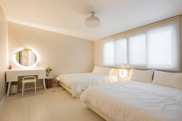 ოთახი 402, 3 საძინებელი

დაემატა თბილი დღის სინათლე და ორიენტალური განათება 
ამ საძინებელს დახვეწილი ატმოსფერო აქვს.

საძინებელში 3 არის ორი საწოლი 152×203 სმ და ერთი მრგვალი
ჩვენ მოვამზადეთ ტუალეტური მაგიდა, რომელიც სინათლის ამრეკლავ სარკესთან ერთად ერთიანობის შეგრძნებას ქმნის. 
ტუალეტის მაგიდასთან დაგხვდებათ სარკის სანათი, ფენი და ლოკომსახვევი, რომ სტუმრებმა მოგზაურობისასაც იზრუნონ საკუთარ გარეგნობაზე.
სივრცე საკმარისია ბარგის მოსათავსებლად, ხოლო ჭერის ვენტილატორი ჰაერის ცირკულაციას უზრუნველყოფს.