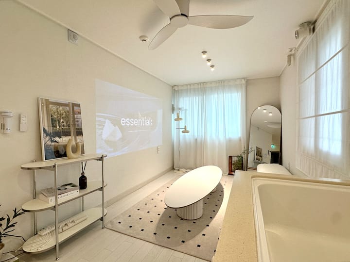 (ოთახი 401, მისაღები) 

მე-4 სართული ფართოა და დაყოფილია ორ ნაწილად, რომელიც სპეციალურად შექმნილია ჯგუფური მოგზაურებისთვის.
საცხოვრებელში საკმარისი სივრცეა ბარგისთვის, ამიტომ ის კომფორტული იქნება მაშინაც კი, თუ ბევრი ბარგი გექნებათ.
საცხოვრებელში არის დიდი პროექტორი, რომელიც იდეალურია ფილმების საყურებლად ან მუსიკის მოსასმენად.
Ორ ერთეულად დაყოფილი სტრუქტურის წყალობით შეგიძლიათ ისიამოვნოთ პირადი მოგზაურობით.