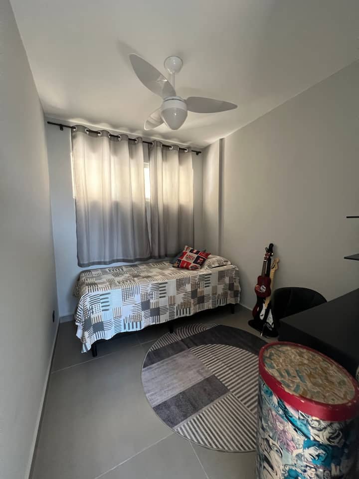 ห้องเดี่ยวที่มีพื้นที่สำหรับที่นอนเดี่ยวอีกอันบนพื้น 