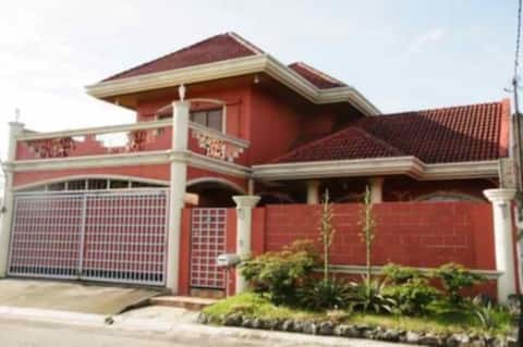 Tropical House
Spacious w/ King Bed
& Free Parking