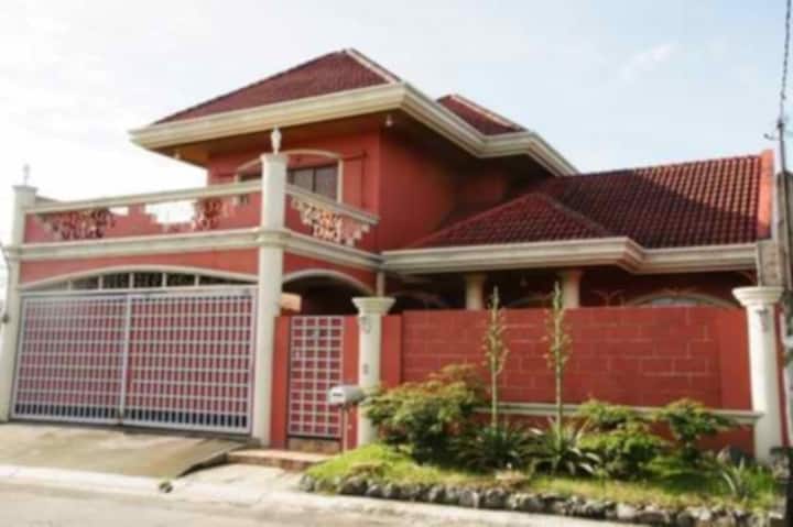 Tropical House
Spacious 
& Free Parking