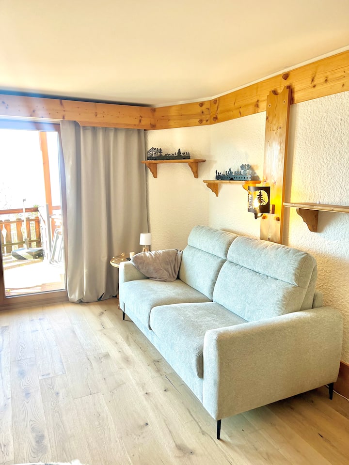 Pohodlná rozkladacia pohovka z mäkkej látky 