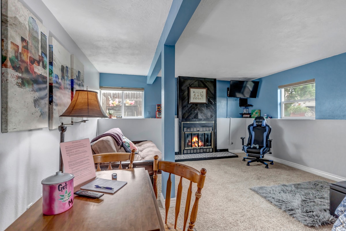 Keukentafel, futon als bank, open haard en speelstoel 