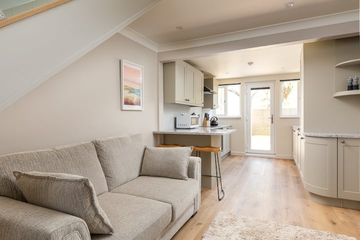 Virtually On The Beach ! 1 Bed Cottage & Garden - Perranporth