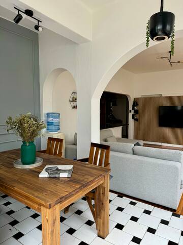 Spacious Victorian Apartment gallery image 4