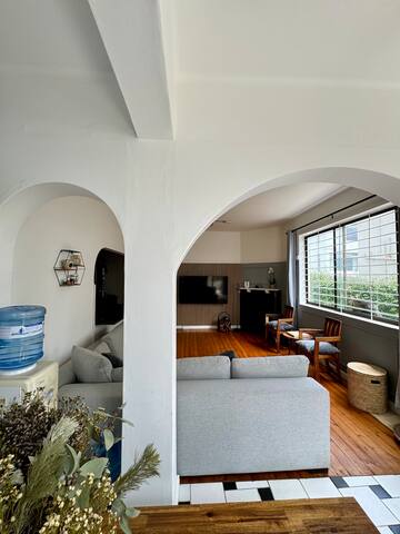 Spacious Victorian Apartment gallery image 5