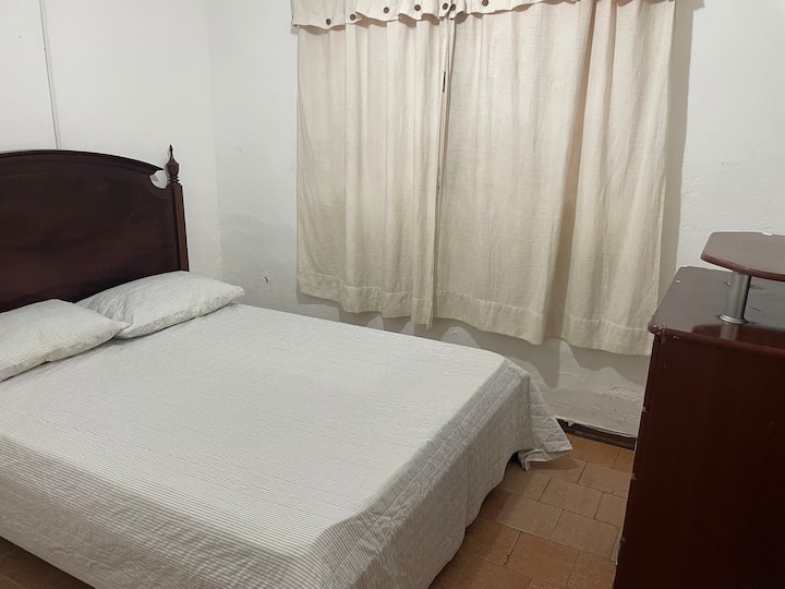 卧室1张双人床和床上用品。梳妆台。