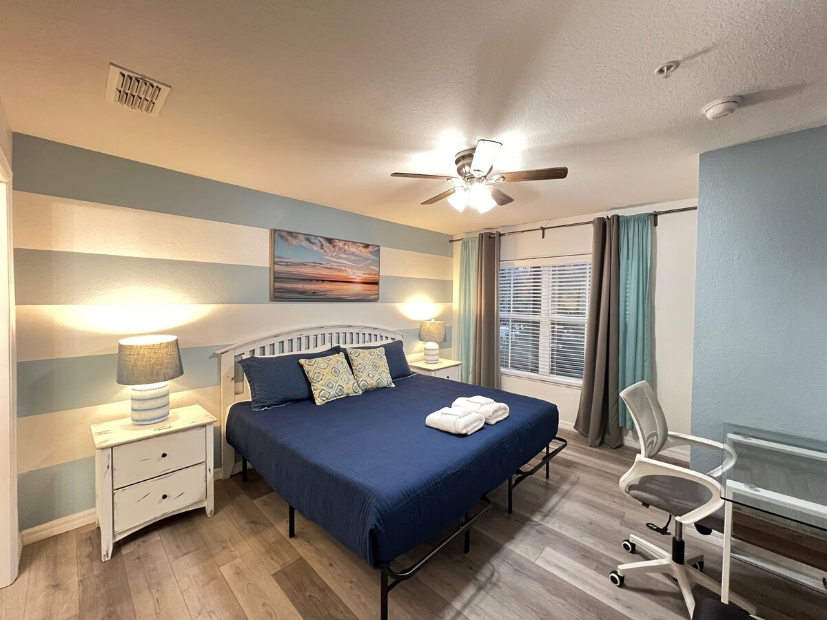 الجناح الرئيسي رقم1 في الطابق الثاني: استيقظ على صوت الأمواج في غرفة نومنا المستوحاة من الساحل، والتي تحتوي على سرير كبير الحجم ووسائد فاخرة ولوحة مذهلة لغروب الشمس