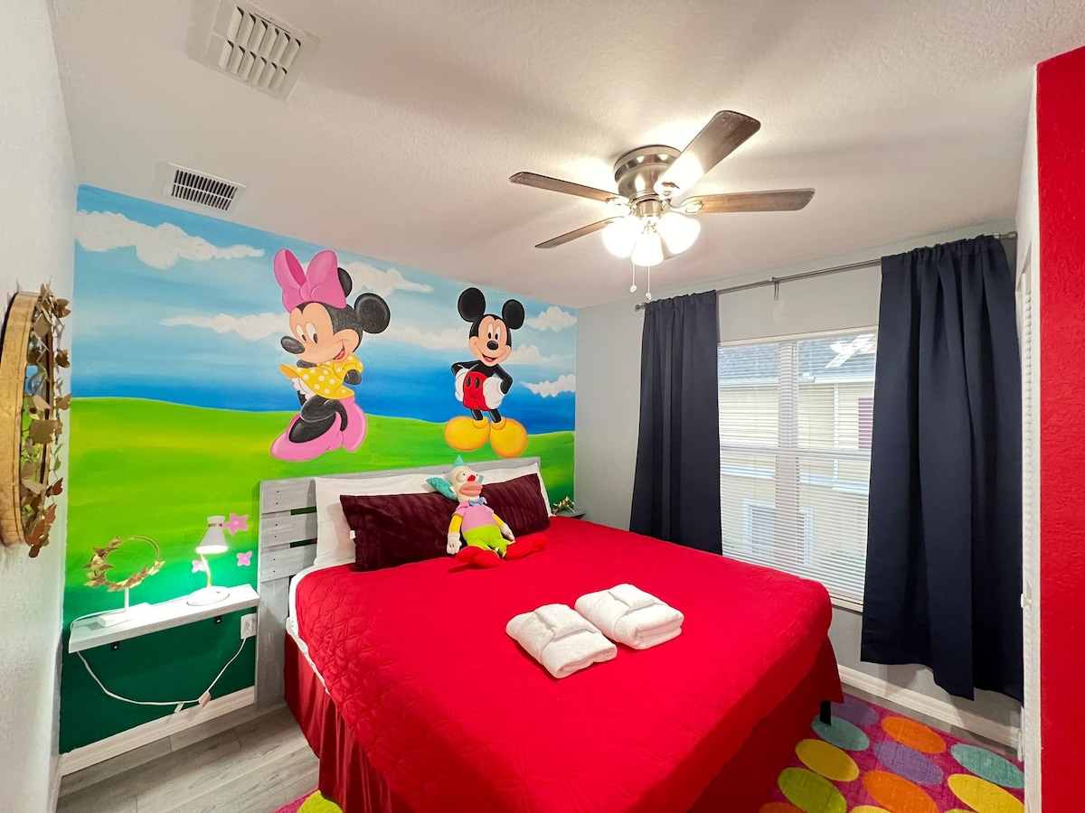 اصنع ذكريات دائمة مع أطفالك في غرفة النوم المريحة والمرحة هذه تحت عنوان ديزني. السرير المريح بحجم كبير والديكور الجذاب مثاليان للترابط العائلي والأحلام الحلوة