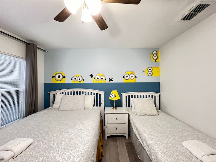 Ova spavaća soba s minionskom tematikom zasigurno će oduševiti i mlade i stare. S razigranom shemom boja i neodoljivim zidnim naljepnicama, to je savršeno mjesto za opuštanje nakon cjelodnevnog istraživanja.