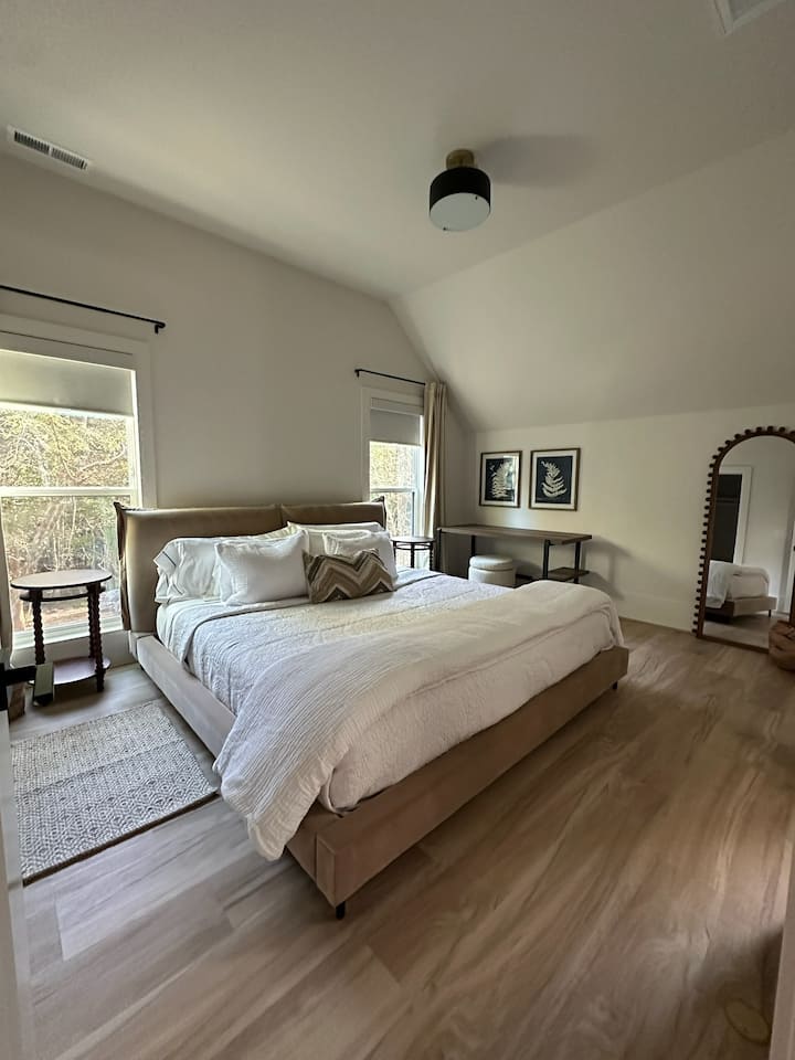 Ძირითადი საძინებელი ცალკე შესასვლელით დარბაზის აბაზანაზე.  Ტყის მშვიდი ხედი.  Clock-alarm-phone-ის დამტენი ბალიშის კომბინიზონი.  Სამუშაო მაგიდა. დასადგამი სარკე. ოთახის ვენტილატორი.  Დამატებითი თეთრეული, საბნები, ბალიშები.  Ოთახის გამუქების ფერები და გადასაფარებლები.  10' ჭერი.