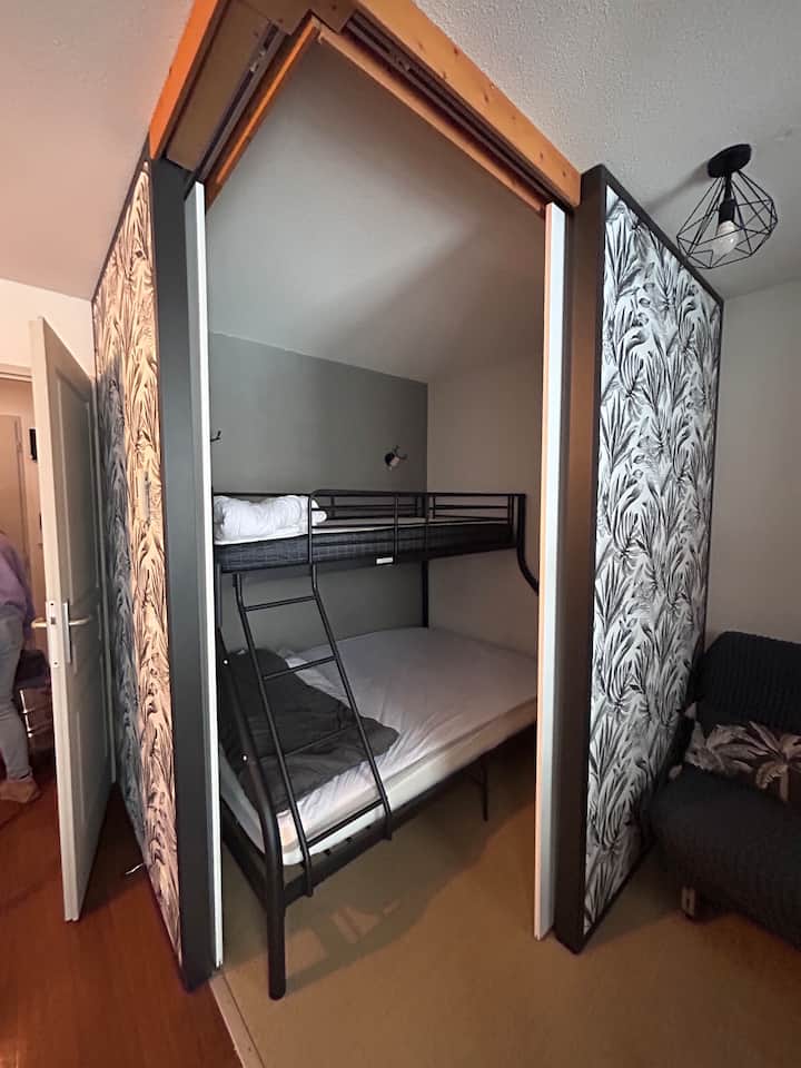 litera con cama de matrimonio en la parte inferior (140X200) y
una cama individual en la parte superior (90X200)