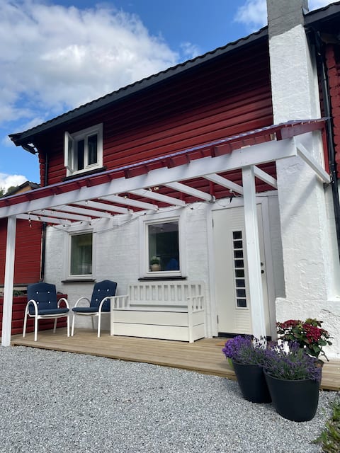 Cozy Red house with a hot tub 15 min from Oslo