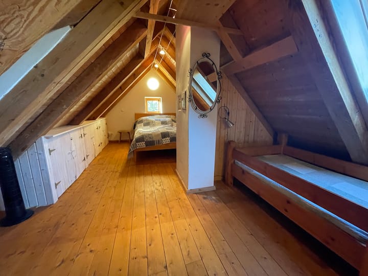 Veliki šiljasti kat proteže se preko cijelog stana. Na zabatu se nalazi privlačan bračni krevet. Ovaj dio šiljastog poda na pola je odvojen drvenim zidom.