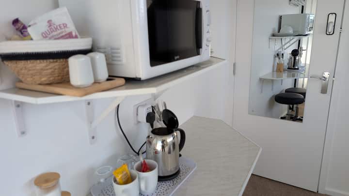 Ensuite Double L 65 Inch Tv L Microwave | Kettle - イギリス ヨーク